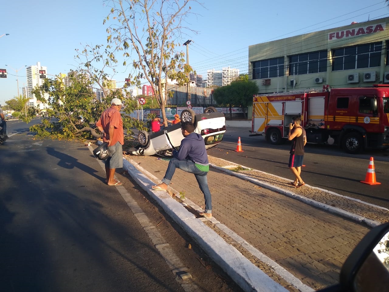 Veículo capota na Avenida João XXIII