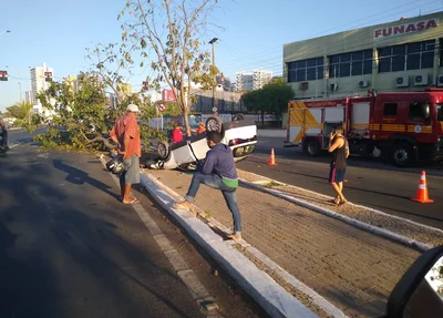 Veículo capota na Avenida João XXIII