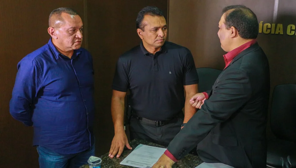 Fábio Abreu ao lado de Luccy Keiko e Sebastião Alencar