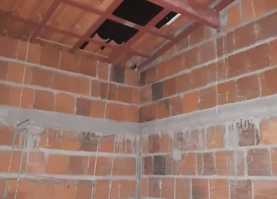 O suspeito adentrou na residencia após abrir um buraco no telhado da casa