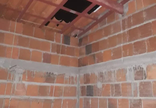 O suspeito adentrou na residencia após abrir um buraco no telhado da casa