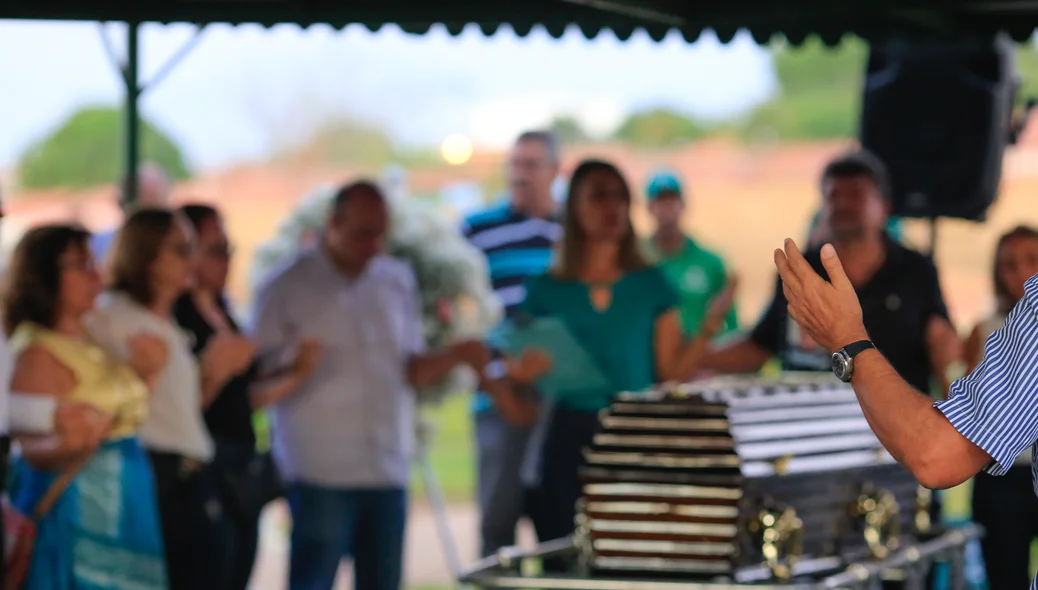 Amigos rezando pai nosso 