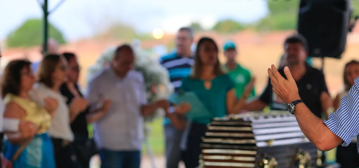 Amigos rezando pai nosso 