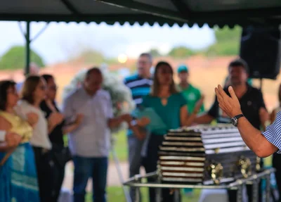 Amigos rezando pai nosso 