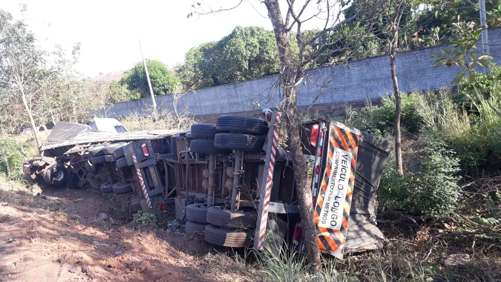 Carreta ficou destruída após a colisão