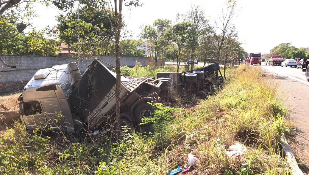 Carreta foi parar fora da pista
