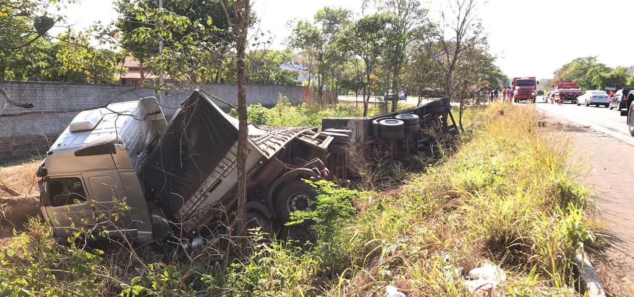 Carreta foi parar fora da pista
