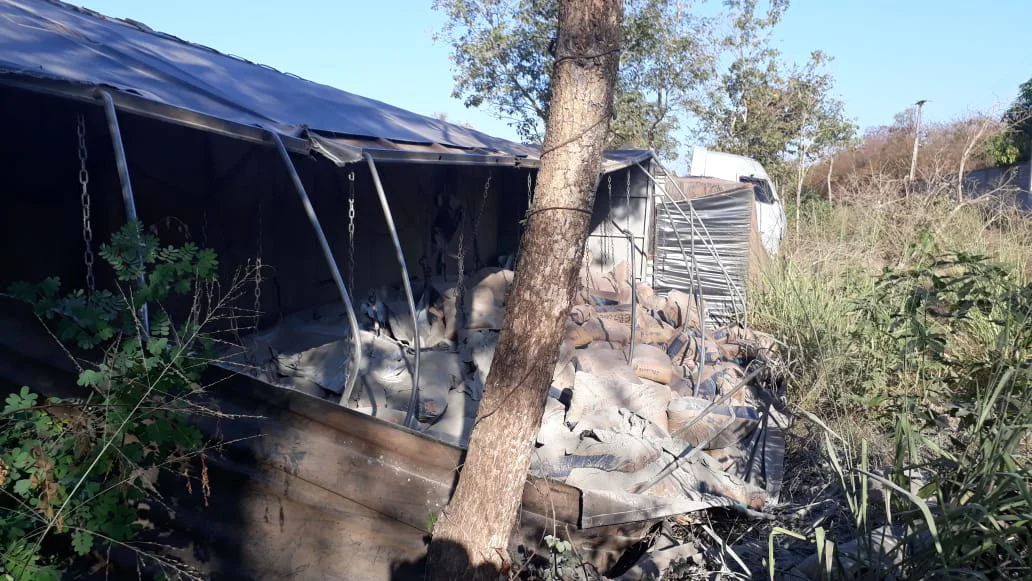 Carreta tombou após a colisão