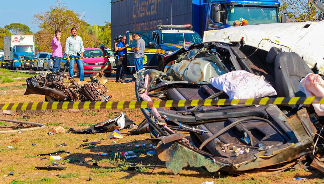 Carro ficou completamente destruído 