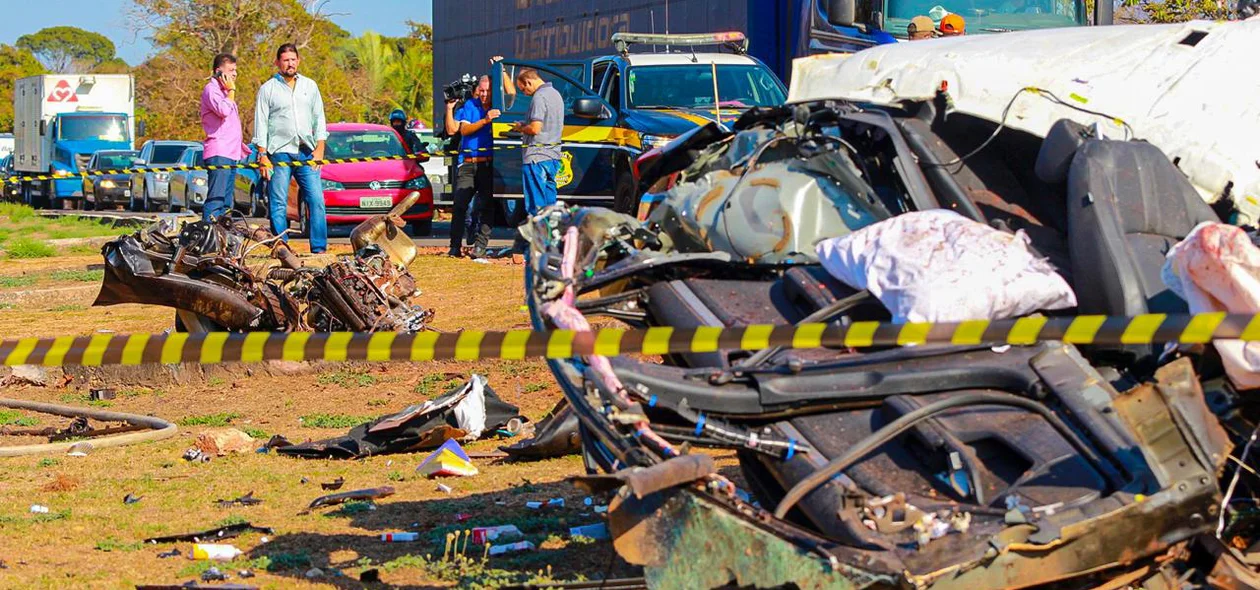 Carro ficou completamente destruído 