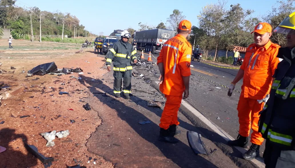 Corpo de Bombeiros está no local do acidente