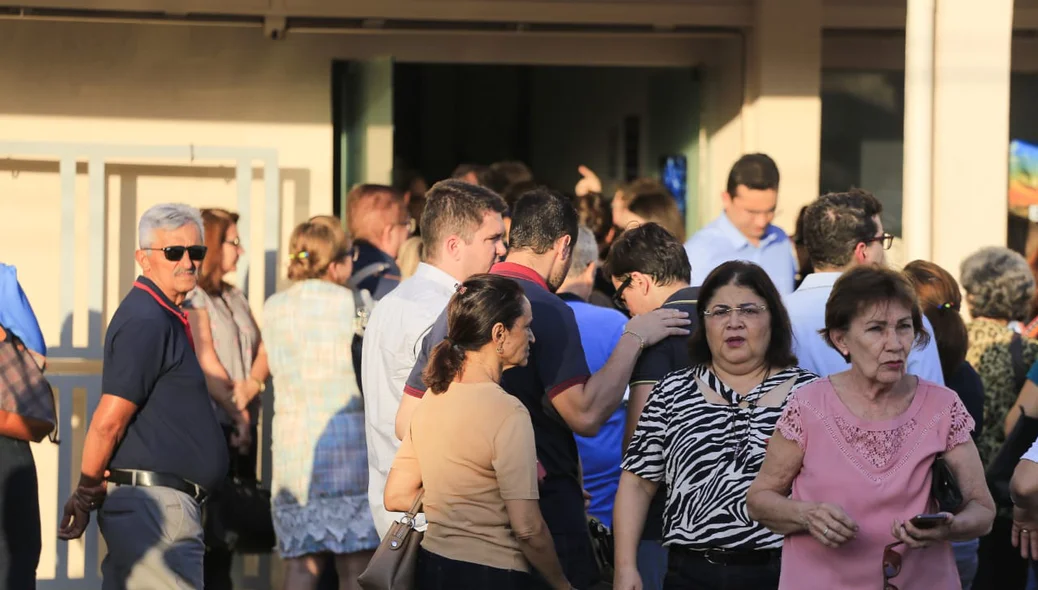 Familiares e amigos acompanhando o velório
