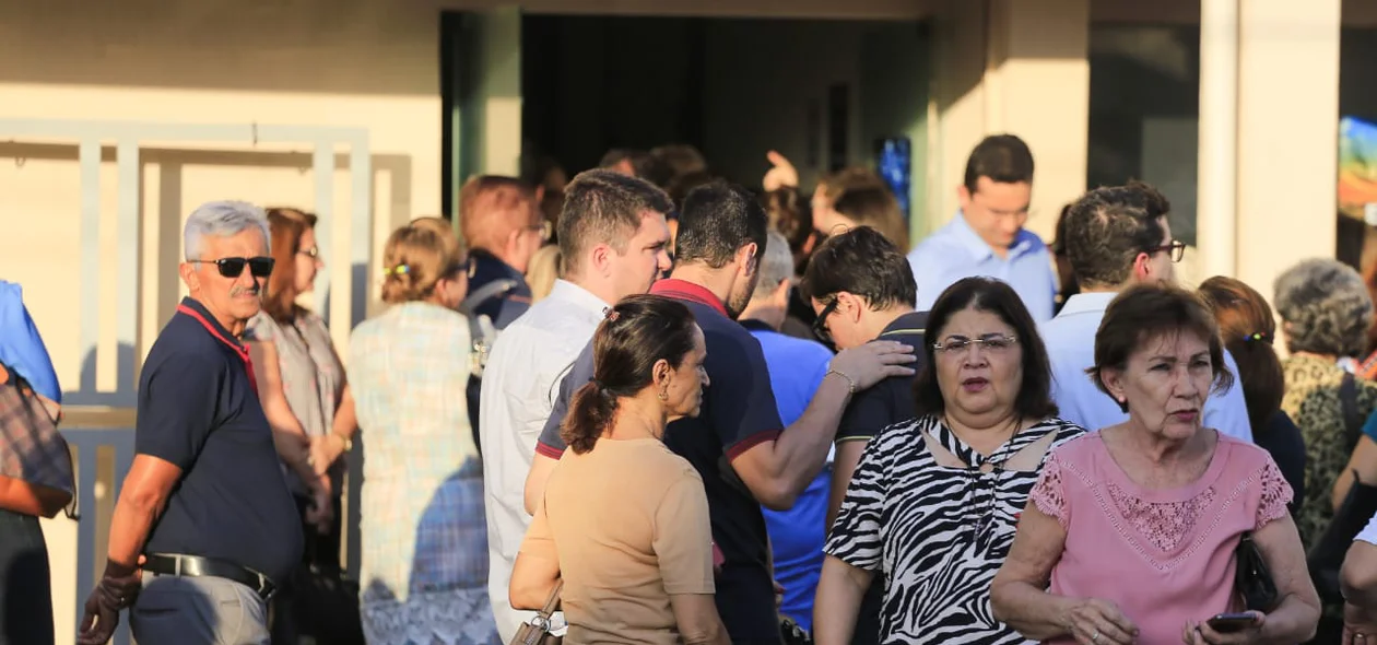 Familiares e amigos acompanhando o velório