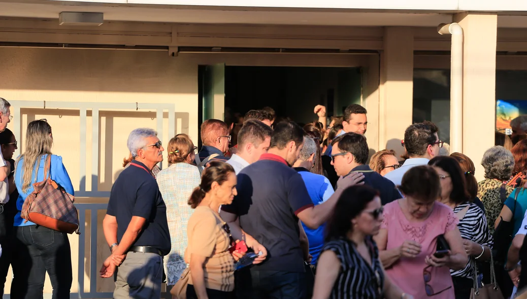 Familiares e amigos do médico Tovar Luz 