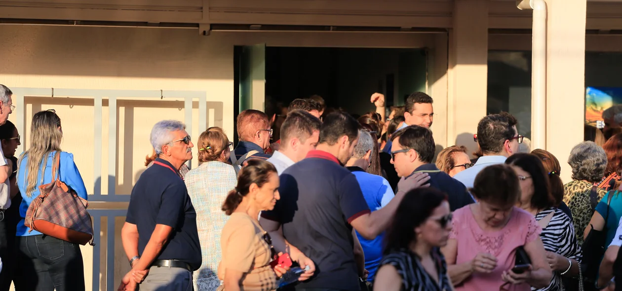 Familiares e amigos do médico Tovar Luz 