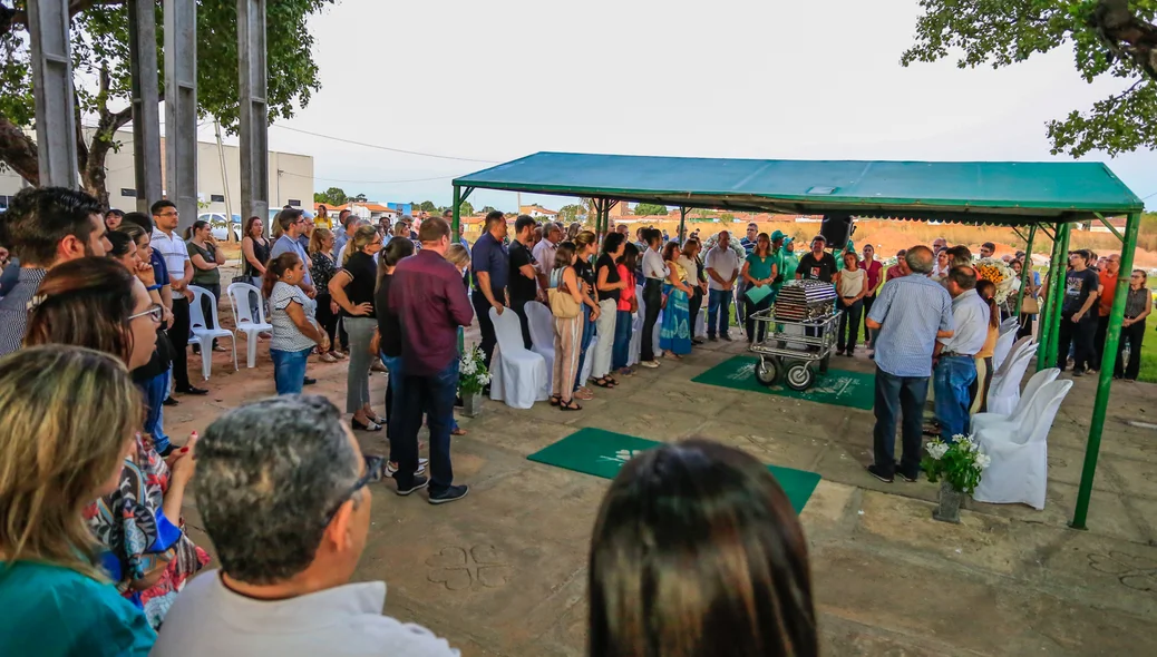 Familiares e amigos no sepultamento 