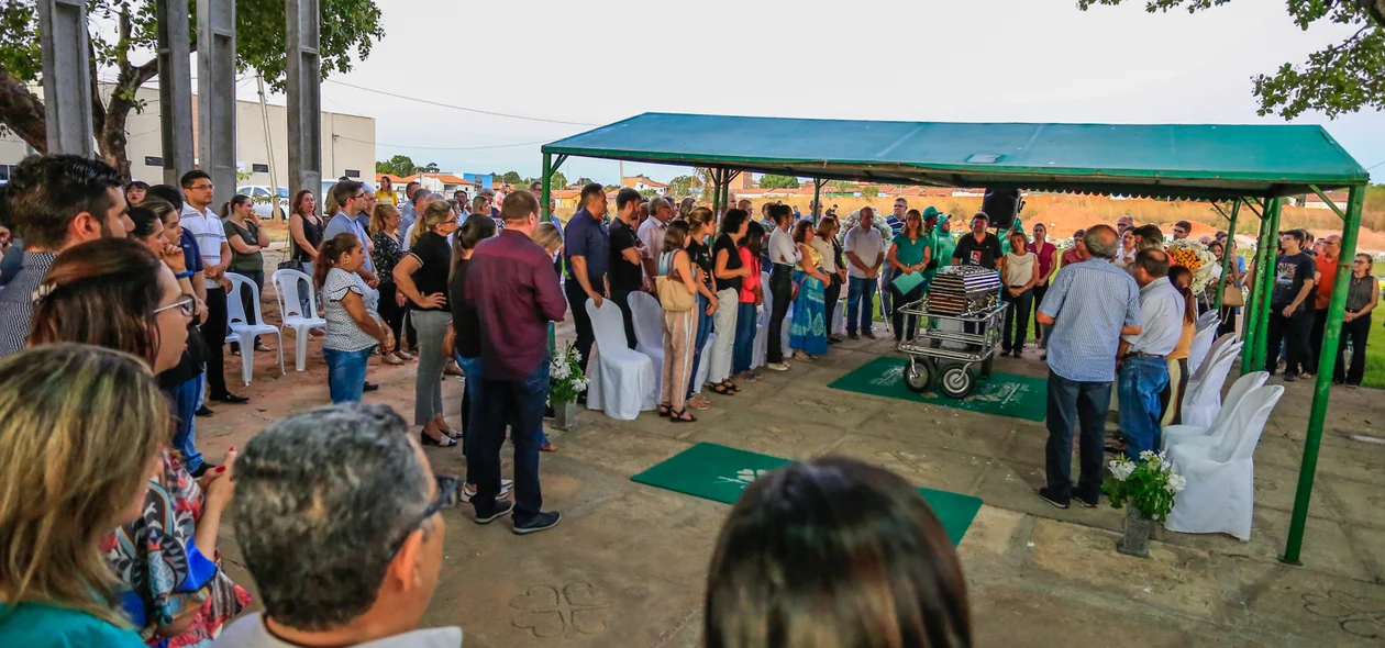 Familiares e amigos no sepultamento 