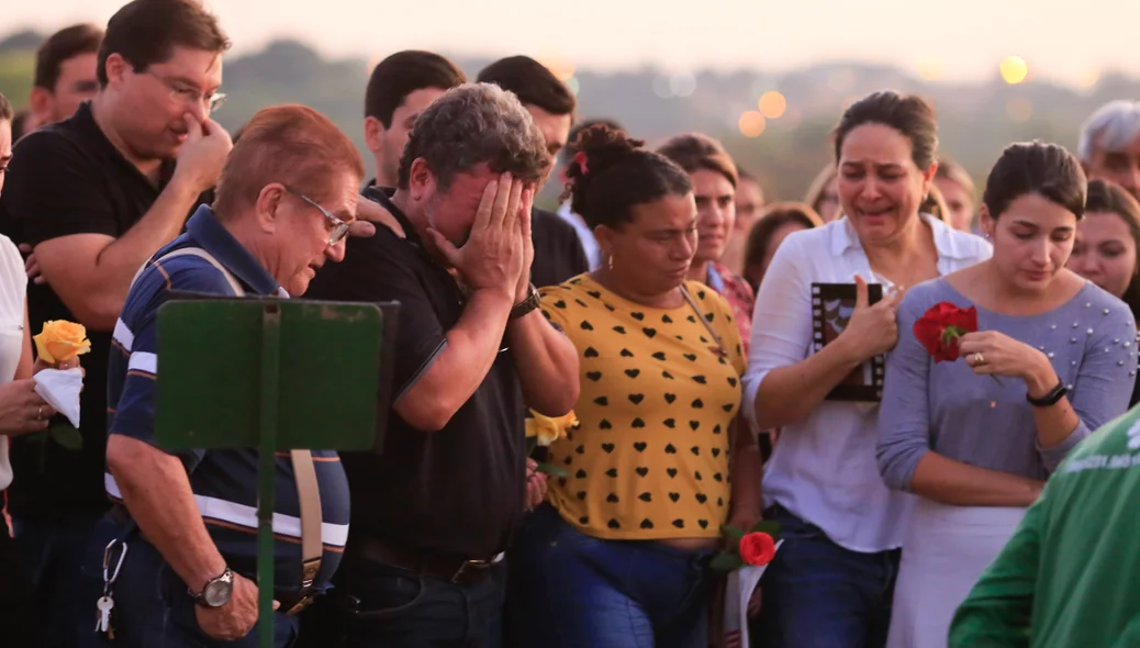 Familiares e amigos se despedem do médico