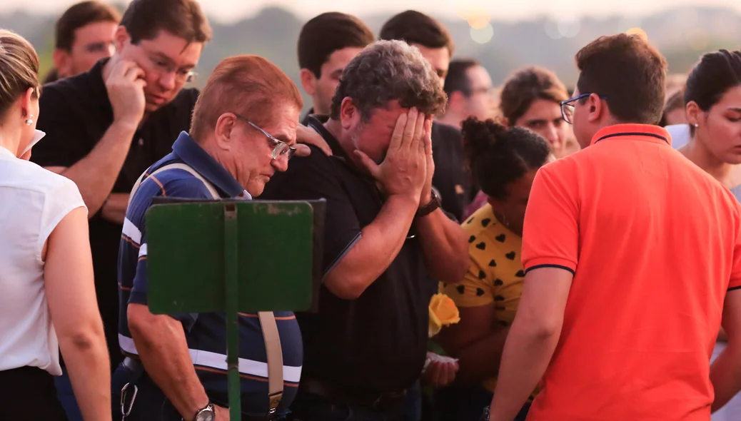 Pai do médico Tovar Luz muito emocionado 