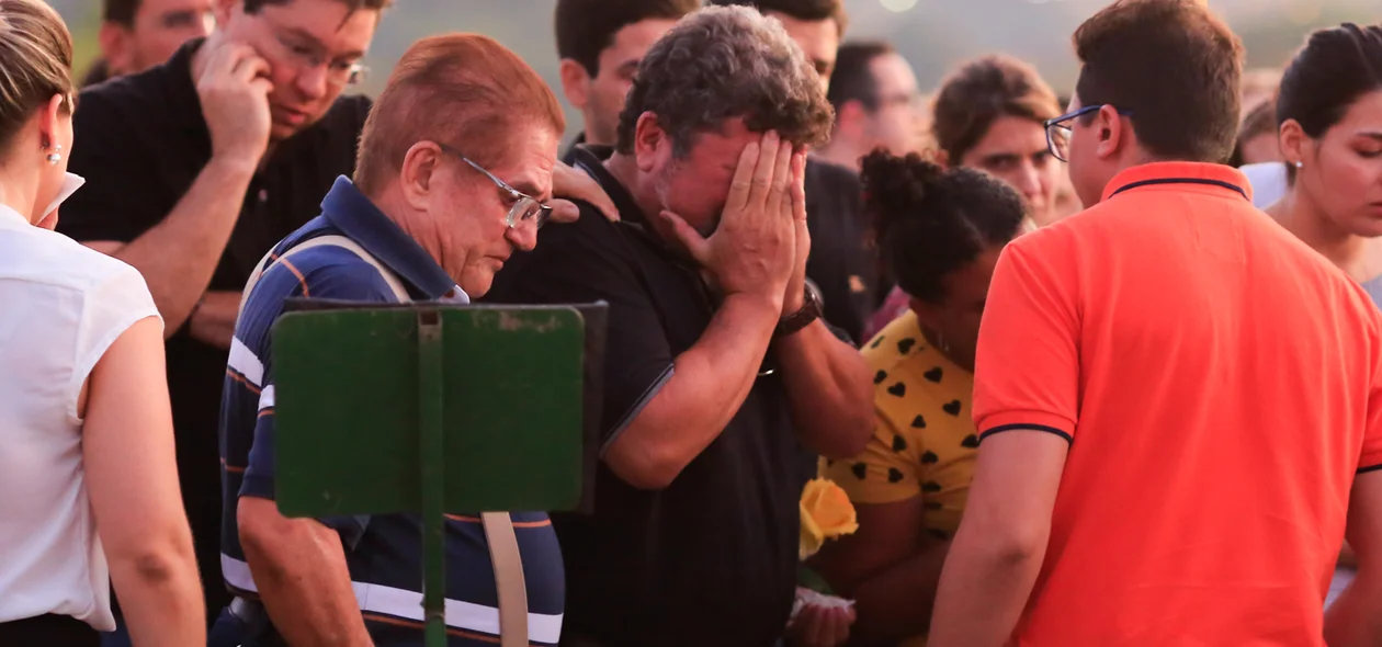 Pai do médico Tovar Luz muito emocionado 