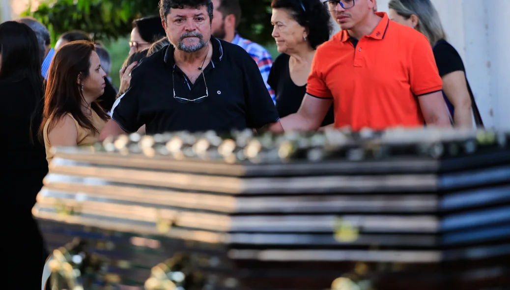 Pai do médico Tovar olhando para o caixão do filho 