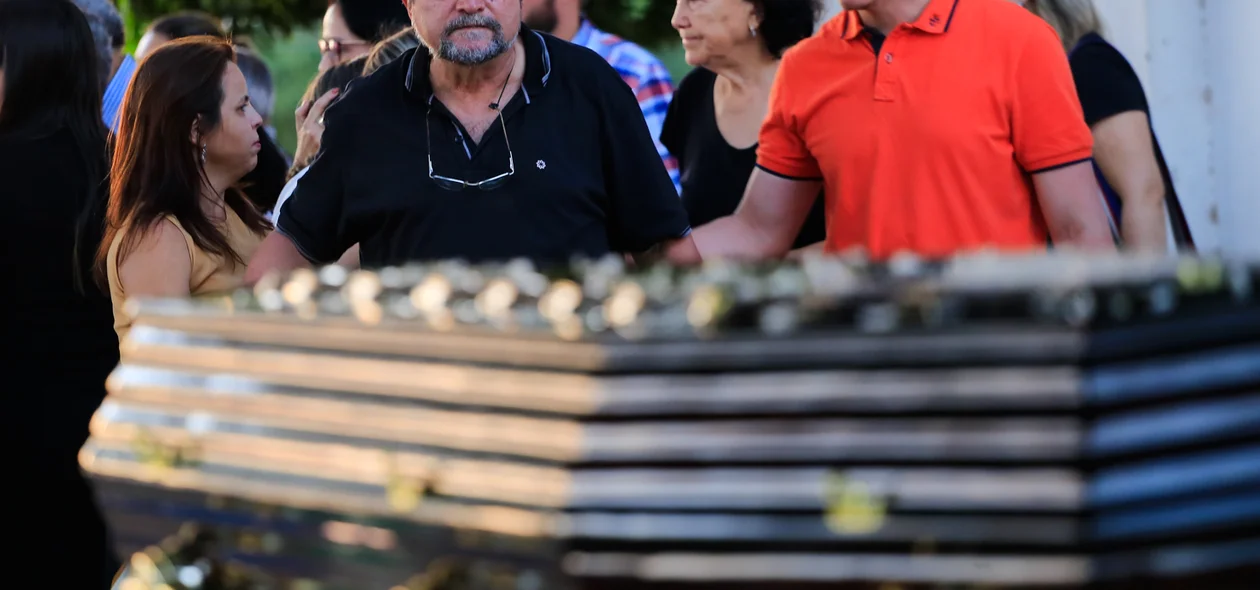Pai do médico Tovar olhando para o caixão do filho 
