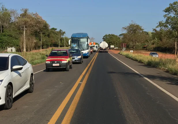 Trânsito ficou lento após o acidente na BR 343