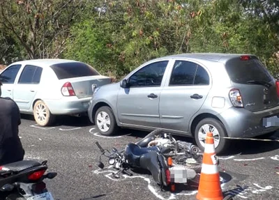 Acidente envolvendo três veículos na Avenida Maranhão