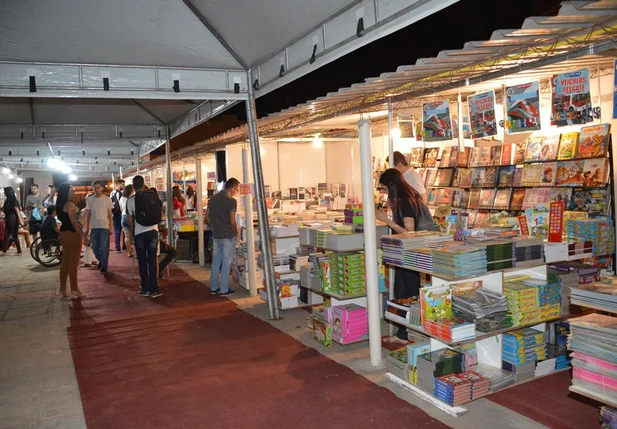 Público visita os estandes de livros