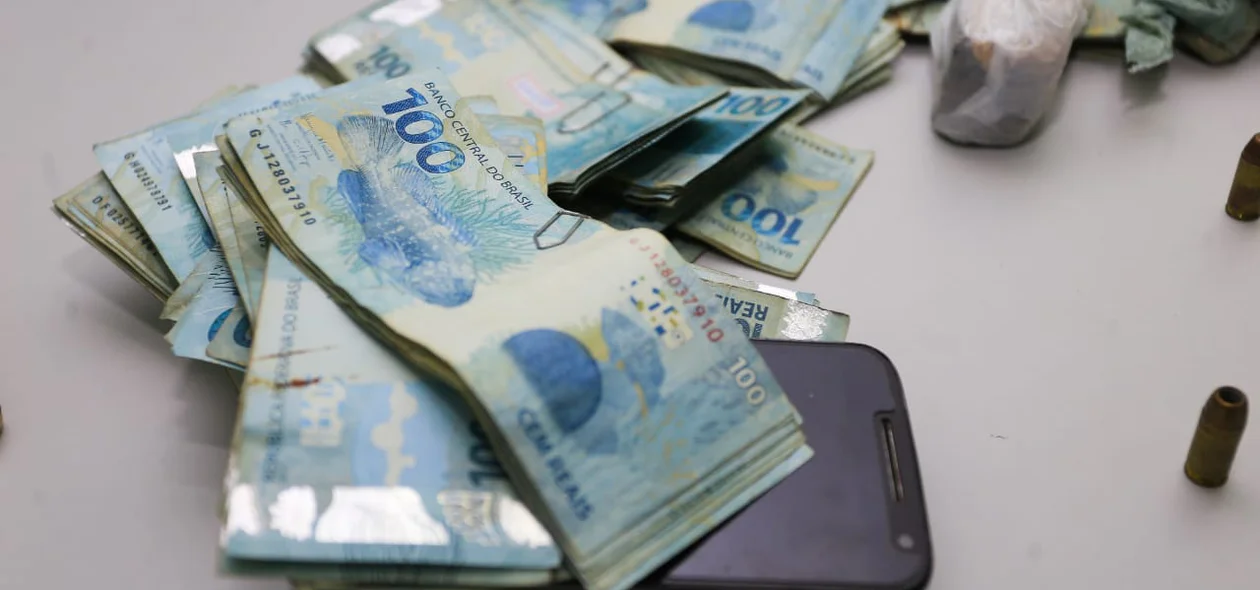 Além do dinheiro, a polícia apreendeu um celular 