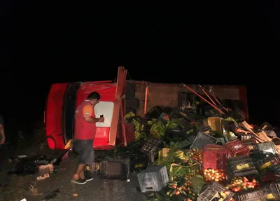 Carga ficou caída na rodovia