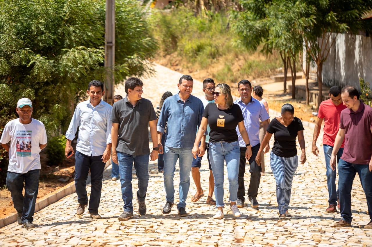Oliveira Júnior recebe deputado, vereadores e secretários para inauguração de obras