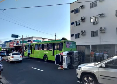 Veículo capotou na Rua Pires de Castro