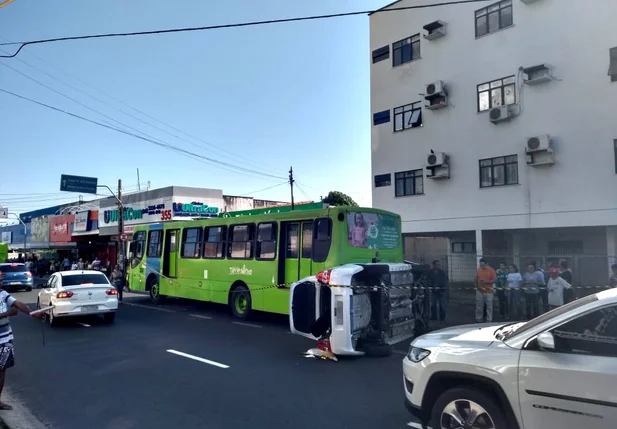 Veículo capotou na Rua Pires de Castro