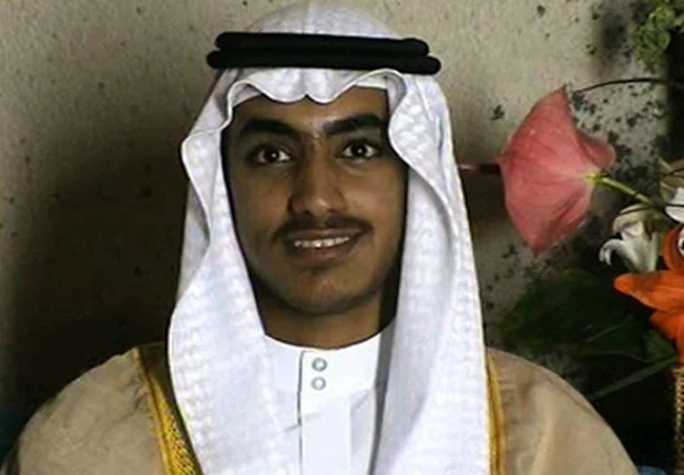 Em foto de arquivo divulgada pela CIA, Hamza bin Laden aparece adulto em seu casamento 