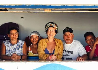 Fernanda Paes Leme com moradores do litoral piauiense