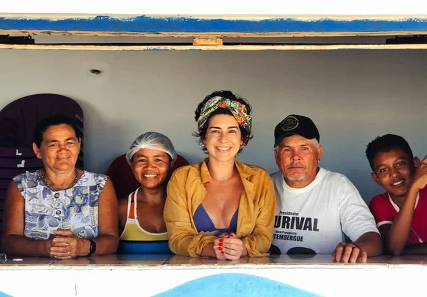Fernanda Paes Leme com moradores do litoral piauiense