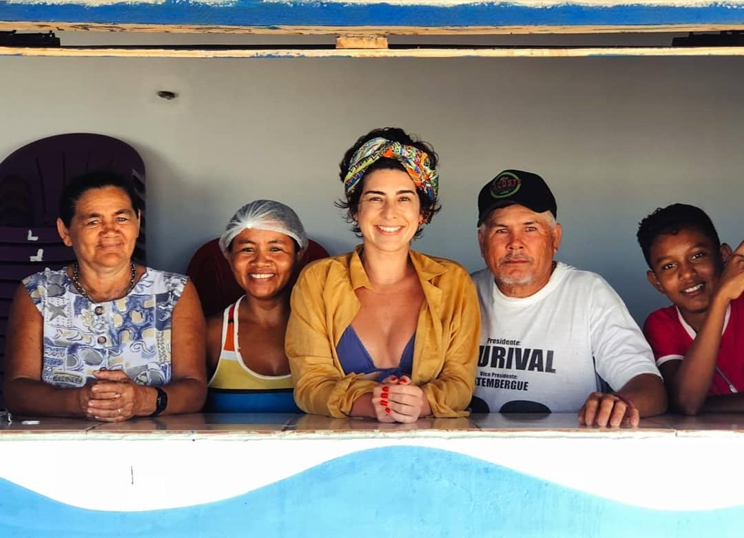 Fernanda Paes Leme com moradores do litoral piauiense