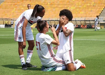 Piauiense Valéria durante comemoração pelos dois gols na semifinal
