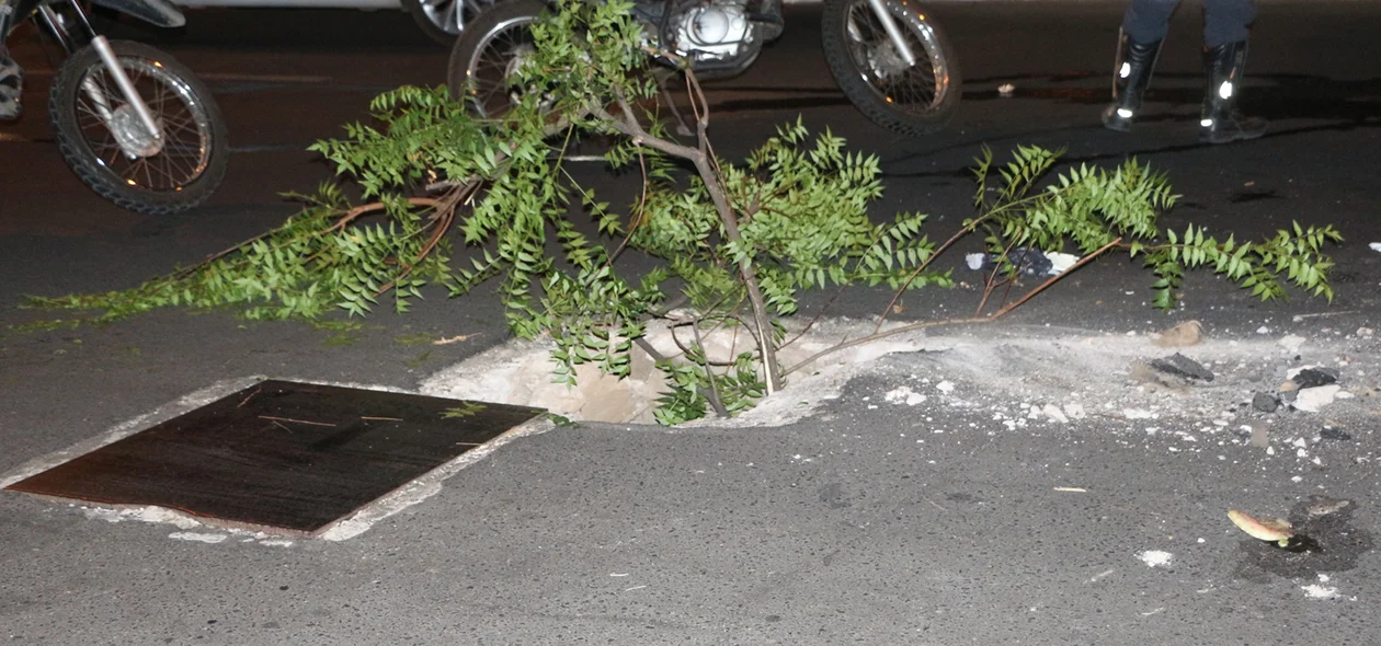 Bueiro na Avenida Universitária