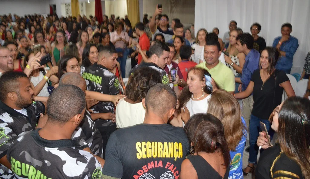 Glória Maria deixa auditório cercada de seguranças