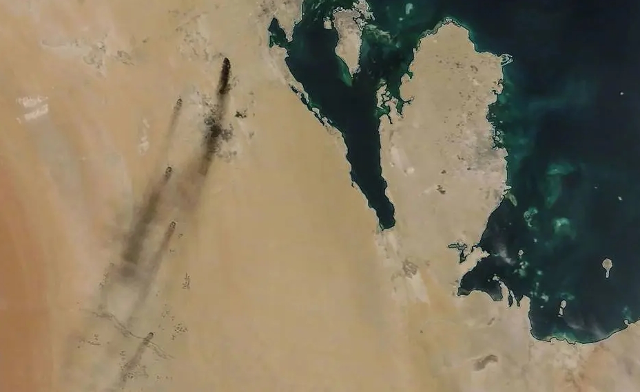 Imagem de satélite mostra fumaça de ataques à instalação na Arábia Saudita