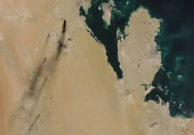 Imagem de satélite mostra fumaça de ataques à instalação na Arábia Saudita