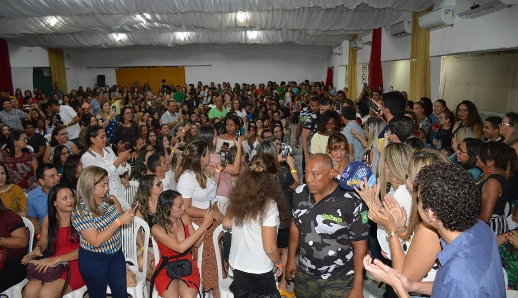 Jornalista chega ao palco cercada de seguranças