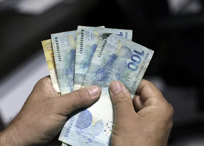 Notas de cem reais 