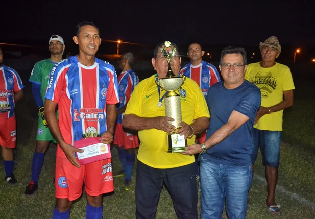 Prefeito Genival Bezerra entra troféu a campeão do torneio de veteranos de Joaquim Pires