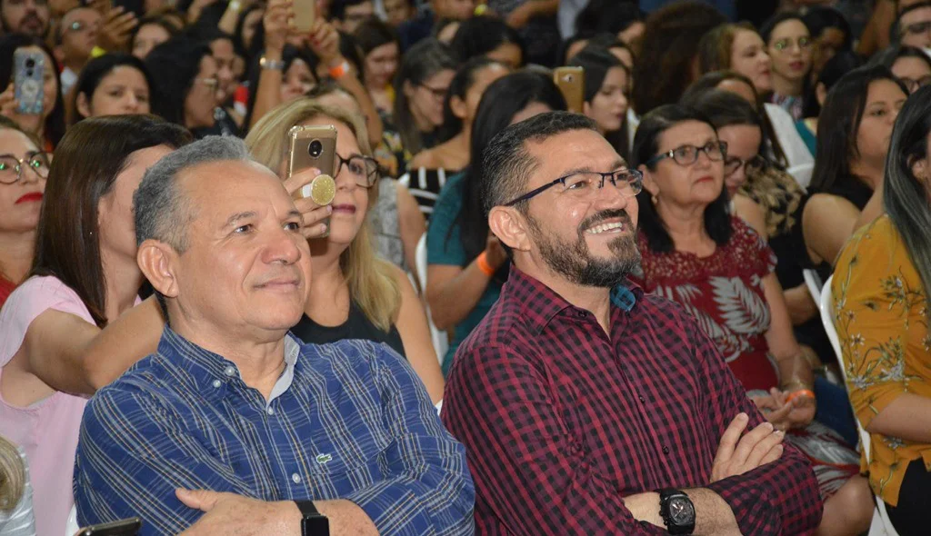Prefeito Padre Walmir e vice Edilson Carvalho acompanham a palestra