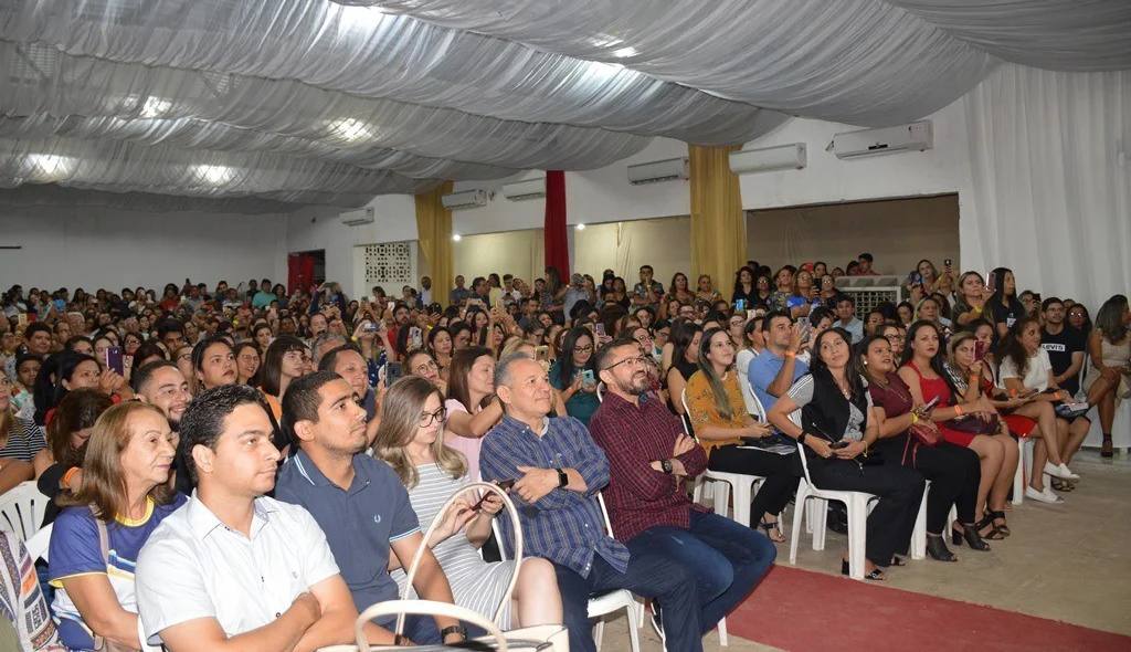 Público acompanha a palestra