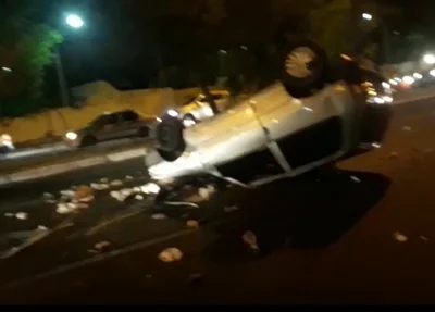 Veículo capotou na Avenida Universitária