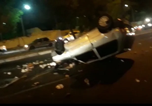 Veículo capotou na Avenida Universitária